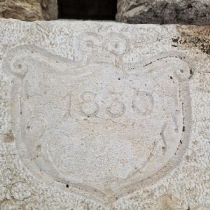 cornice da camino in pietra